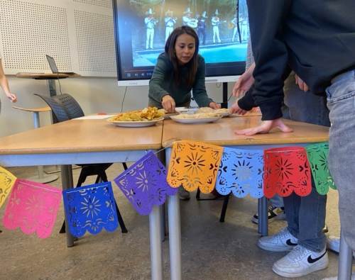 Papel picado og mariachiband på storskjerm.